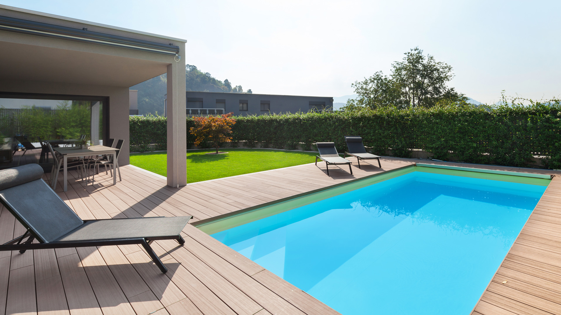 CREATING THE PERFECT POOL DECK DESIGN FOR YOUR BACKYARD OASIS